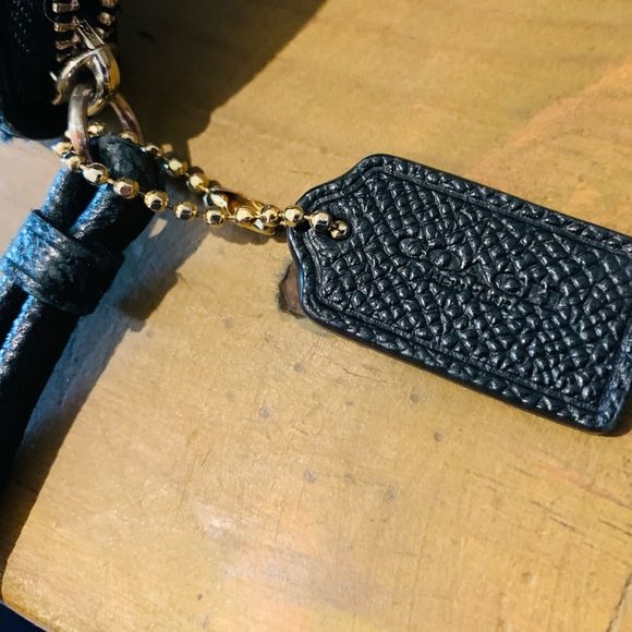 EUC **Coach** large wallet. Zipper closure. Wristlet strap is removable. - Picture 3 of 7